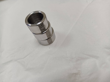 رموز QR الصغيرة المنقوشة بالليزر وأرقام التسلسل على حلقات من الفولاذ المقاوم للصدأ - رموز QR الصغيرة، رموز QR الدقيقة، رموز QR الصغيرة جداً، رموز QR المصغرة، معرفات فريدة، حيوانات صغيرة، تتبع، إدارة الحيوانات الأليفة والحيوانات